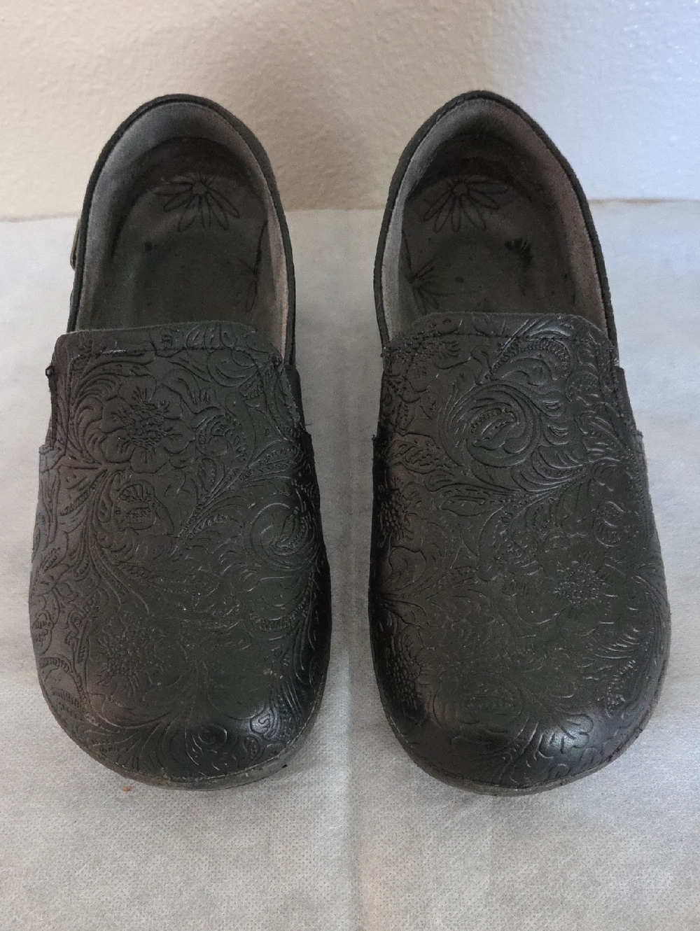 therafit Embossed Black Clogs Women's 8 1/2